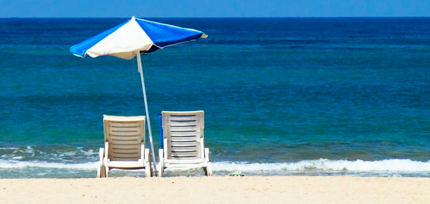 Bares e restaurantes são fiscalizados sobre uso de cadeiras e mesas nas praias de Florianópolis