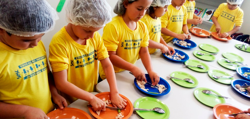 Aulas de culinária nas escolas Sesc estimulam experimentação, aprendizado e diversão